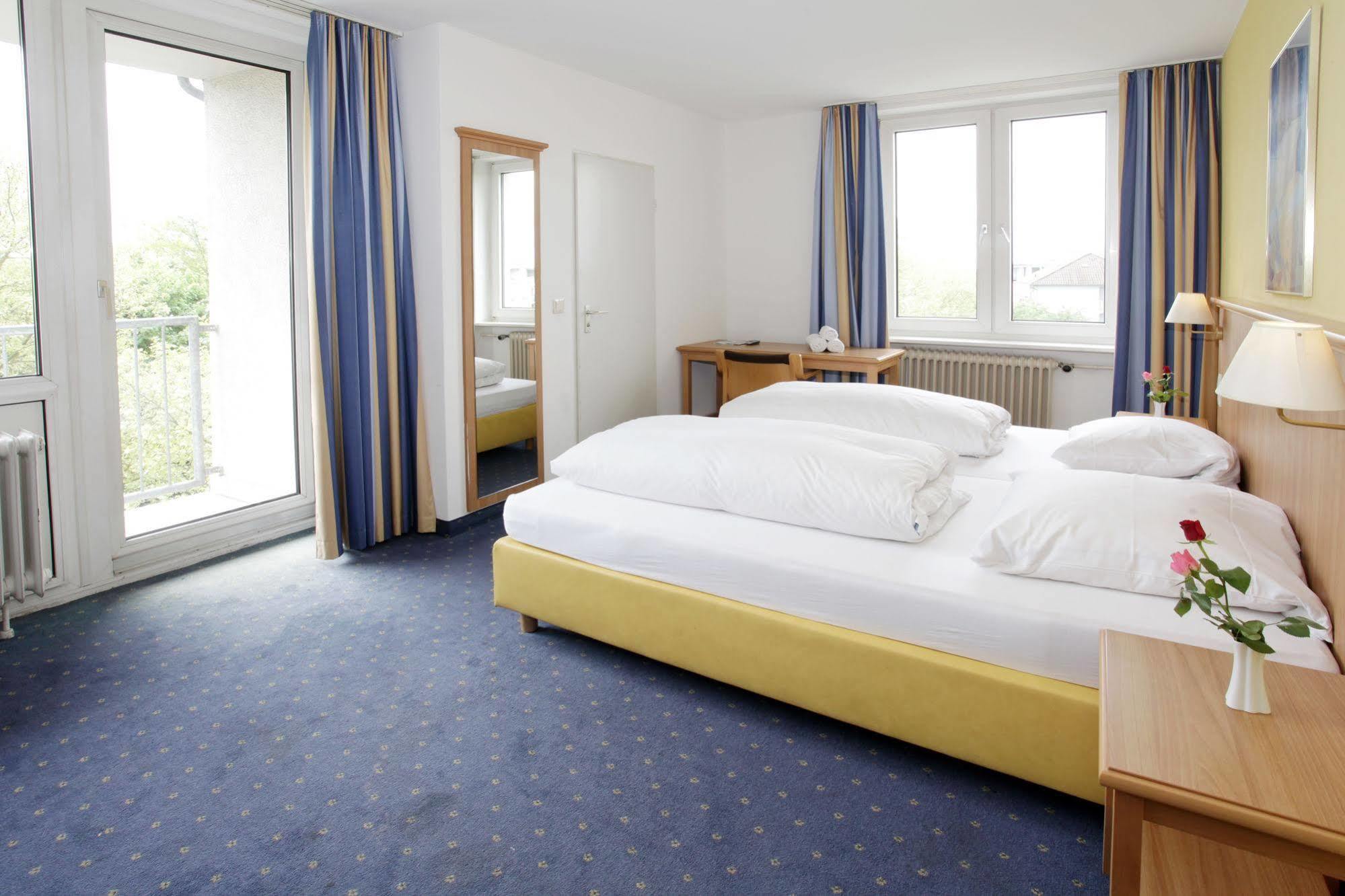 A&O Karlsruhe Hauptbahnhof Hotel Exterior photo